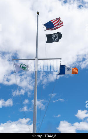 Vier Fahnen auf einem hohen Mast winken im Wind, Sterne und Streifen, POW, und Parks, New York City Stockfoto