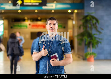 Lächelnde Touristen am Flughafen Abflug terminal Holding Reisepass und Bordkarte Stockfoto