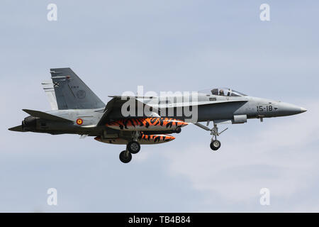 Eine spanische Air Force McDonnell Douglas F/A-18 Hornet landet am Mont-de-Marsan Air Base während der NATO Tiger Meet 2019 Übung Stockfoto