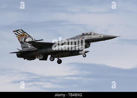 Eine Portugiesische Luftwaffe General Dynamics F-16 Fighting Falcon landet am Mont-de-Marsan Air Base während der NATO Tiger Meet 2019 Übung Stockfoto