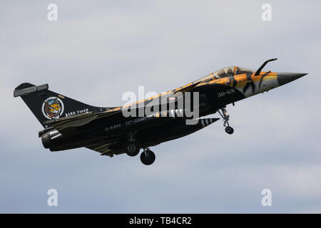 Eine französische Luftwaffe Dassault Rafale C Tragen eines speziellen D-Tag Tiger Regelung landet am Mont-de-Marsan Air Base während der NATO Tiger Meet 2019 Übung Stockfoto