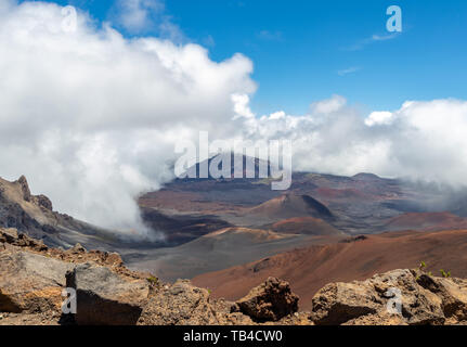 Wolken über die Berge mit lebendigen Farben am Haleakala National Park Stockfoto