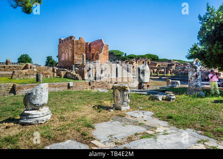 Blick auf das Capitolium von der Website von Tempio Primo bei der archäologischen Stätte der römischen Siedlung von Ostia Antica, der alte Hafen der c Stockfoto