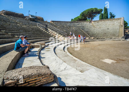 Rekonstruierte Sitzecke des Römischen Theaters an der Römischen Siedlung von Ostia Antica, den alten Hafen der Stadt Rom, Provinz Roma, La Stockfoto