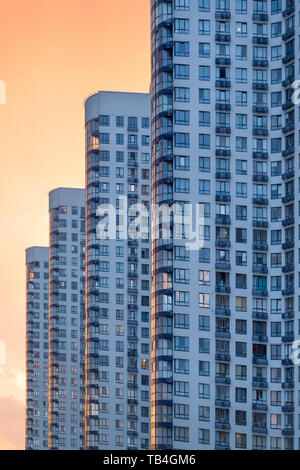 Contemparary Apartment Gebäude in der Stadt, der Wohnarchitektur. Modernes Apartment Kondominiumgebäude Stockfoto