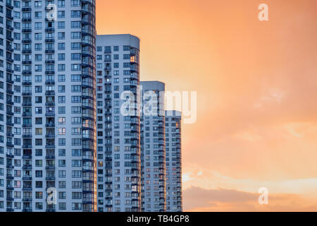 Moderne und luxuriöse Gebäude mit Balkon. Apartment Gebäude. Wolkenkratzer in der Abenddämmerung. Urban Abstract Background, Detail der modernen Glasfassade, Büro Stockfoto