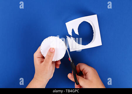 5 Diy Eid Al Adha Lamm Schafe Süßigkeiten Papier, Holzstäbchen für Speiseeis auf blauem Hintergrund. Geschenk Idee, Dekor Eid Al Adha. Schritt für Schritt. Ansicht von oben. Stockfoto