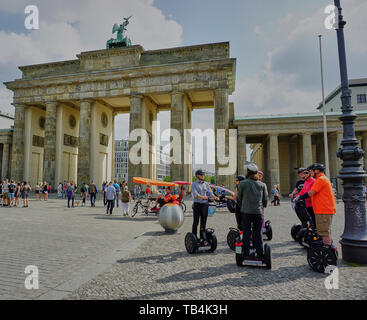 Erwachsene auf Segway am Brandenburger Tor - Berlin Stockfoto
