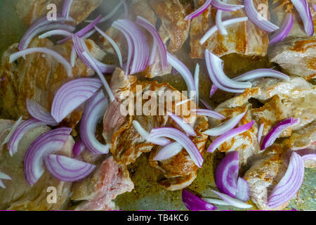 Gegrilltes Schweinefilet mit Zwiebel Stockfoto