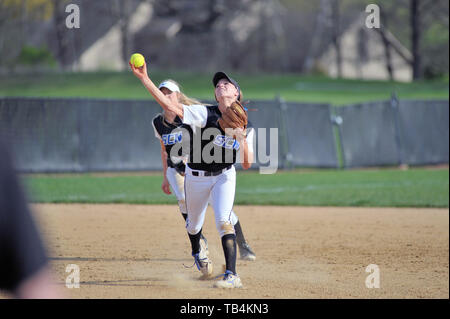 Nach seinem Ausscheiden ein Ball, ein Shortstop wirft die erste Basis den Teig in den Ruhestand zu treten. USA. Stockfoto