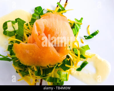 Geräucherter Lachs mit Gemüse eingerichtet Stockfoto