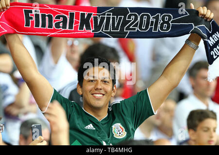 Kiew, Ukraine - 26. MAI 2018: Fußball-Fan mit Final Kiew Schal 2018 NSC Olimpiyskiy Stadion in Kiew vor dem UEFA Champions League Finale 2018 g Stockfoto