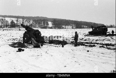 US-Armee/United States Army 74th Field Artillery - schwere Feldhaubitze M114-M 1 155 mm/Schwere Haubitze M114-M1 6.1 cm & Selbstfahrgeschütz (selbstfahrlafette) M44 155 mm/Self-Propelled Howitzer SPH M44 6.1 Zoll & Schuetzenpanzers AIV M59 Stockfoto