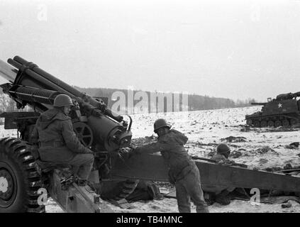 US-Armee/United States Army 74th Field Artillery - schwere Feldhaubitze M114-M 1 155 mm/Schwere Haubitze M114-M1 6.1 cm & Selbstfahrgeschütz (selbstfahrlafette) M44 155 mm/Self-Propelled Howitzer SPH M44 6.1 Zoll & Schuetzenpanzers AIV M59 Stockfoto