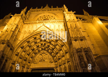 Malerische Sevilla Kathedrale Santa Maria in der Nacht Stockfoto