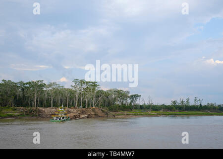 Logging Boot auf dem Ucayali River, peruanische Amazonasbecken, Loreto Abteilung, Peru Stockfoto