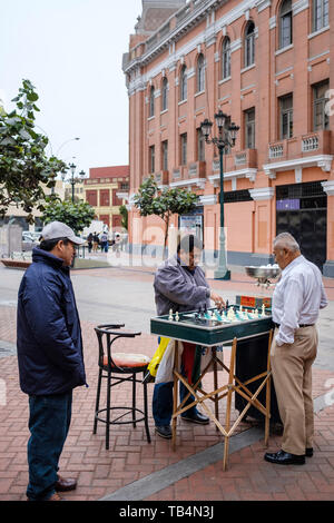 Männer spielen Schach in die Straßen des historischen Zentrums von Lima, Peru Stockfoto