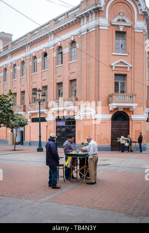 Männer spielen Schach in die Straßen des historischen Zentrums von Lima, Peru Stockfoto