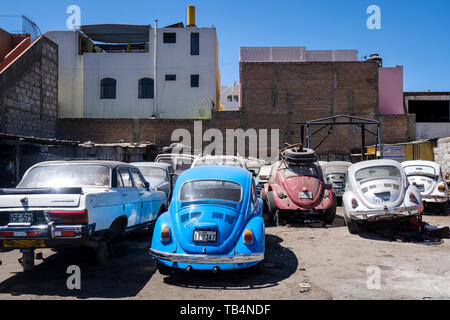 Garage voll von klassischen Autos wie der VW-Käfer für die Reparatur in Arequipa, Peru Stockfoto