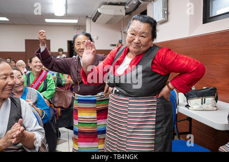 Asiatische Frauen, aus Nepal und Tibet, Tanz in den Gängen, bei einem Konzert von Himalayan Musik an der Sherpa buddhistischen Tempel in Queens, New York City. Stockfoto