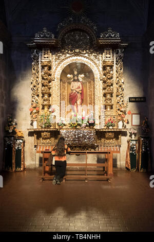 Kirche des Unternehmens oder der Iglesia de la Compañía ist eine kleine Barockkirche mit einem schön verzierten Fassade in der Innenstadt von Arequipa, Peru Stockfoto
