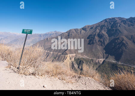 Traumhafte Aussicht auf einen Aussichtspunkt in der Colca Canyon mit Malata und Cosñirgua Dörfer im Hintergrund, Peru Stockfoto