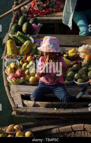 Verkauf von Obst auf Halong Bay Stockfoto