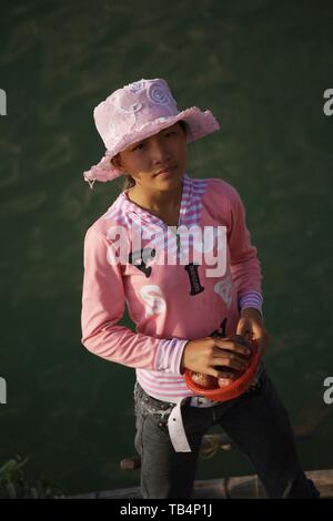 Verkauf von Obst auf Halong Bay Stockfoto