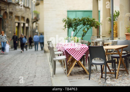 Schön kleines Restaurant im freien Tische in der Stadt Bergamo, Lombardei, Italien eingerichtet Stockfoto