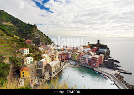 Bunte Häuser und kleine Marina von Vernazza, einer der fünf Jahrhunderte alte Dörfer der Cinque Terre, auf robusten Nordwestküste von Italienischen Ri entfernt Stockfoto