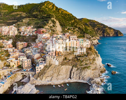 Luftaufnahme von Manarola, der kleinste der berühmten Cinque Terre Dörfer, einem der schönsten und romantischsten der Cinque Terre Dörfer, Lig Stockfoto