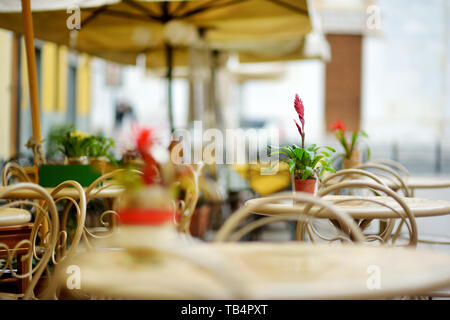 Schön kleines Restaurant im freien Tische in die Stadt Lucca, Toskana, Italien eingerichtet Stockfoto