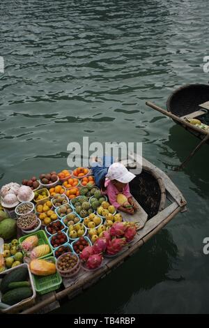 Verkauf von Obst in der Halong Bucht Stockfoto