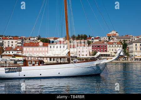 Smart traditionelle Yacht im Hafen von Mali Losinj, Losinj, Kroatien günstig Stockfoto