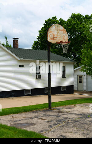 Basketballplatz in der Mittelwesten Wohngebiet. Stockfoto