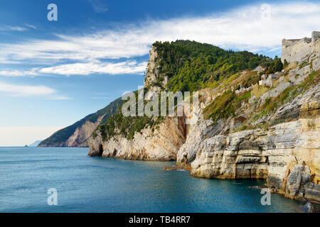 Schöne Aussicht auf den malerischen zerklüftete Küste in Porto Venere Dorf an der ligurischen Küste im Nordwesten Italien Stockfoto