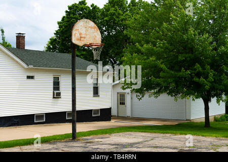 Basketballplatz in der Mittelwesten Wohngebiet. Stockfoto