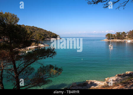 Uvala Baldarka, eine hübsche kleine Bucht an der Ostküste der Insel Losinj, Kroatien Stockfoto