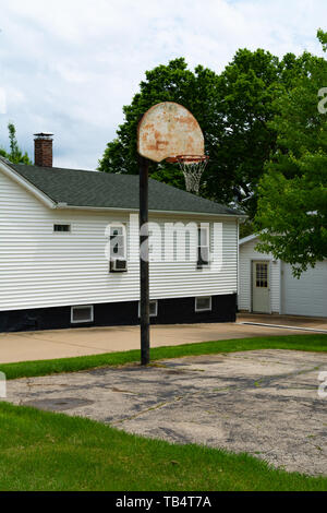 Basketballplatz in der Mittelwesten Wohngebiet. Stockfoto