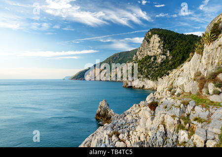 Schöne Aussicht auf den malerischen zerklüftete Küste in Porto Venere Dorf an der ligurischen Küste im Nordwesten Italien Stockfoto