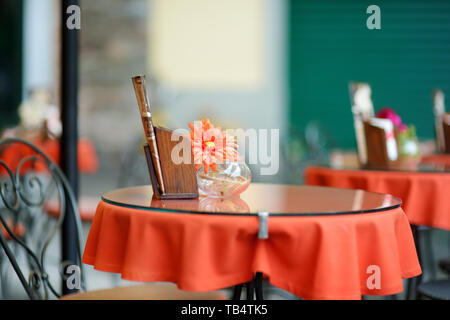 Schön kleines Restaurant im freien Tische in die Stadt Lucca, Toskana, Italien eingerichtet Stockfoto