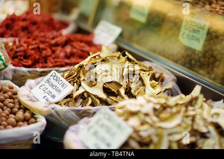 Getrocknete Steinpilze auf einem Marktplatz in Genua, Ligurien, Italien Stockfoto