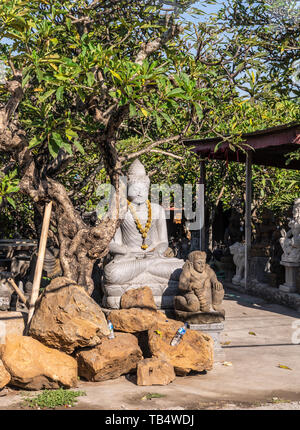 Denpasar, Bali, Indonesien - 26. Februar 2019: religiöse Statuen shop entlang By Pass Ngurah Rai Straße. Nahaufnahme von grauem und braunem Stein Buddha Statue u Stockfoto