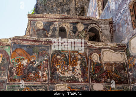 Macka, Trabzon, Türkei - August 3, 2014; Sumela Kloster Innenhof unter dem Rock. Die Reste der alten Fresken sind auf mehrere Wände gesehen. Macka, Trabzon, Tu Stockfoto