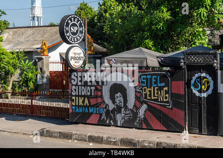 Denpasar, Bali, Indonesien - 26. Februar 2019: Stel Peleng Restaurant, Bar und Tanz club Fassade entlang Ji. Prof. Dr. Ida Bagus Mantra. Bunte Musik Stockfoto