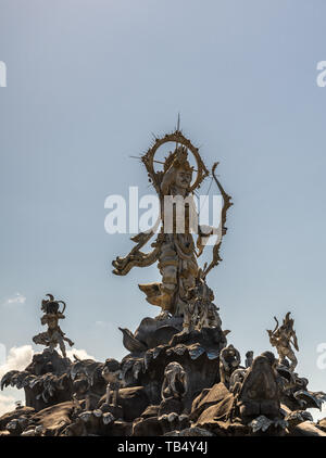 Denpasar, Bali, Indonesien - Februar 26, 2019: Nahaufnahme von Patung Titi Banda braun Stein Statue der heiligen Krieger in der Mitte des Kreisverkehrs von Pass Ngur Stockfoto