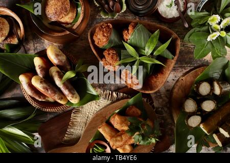 Traditionelle indonesische Herzhafte Snacks und Kuchen Stockfoto