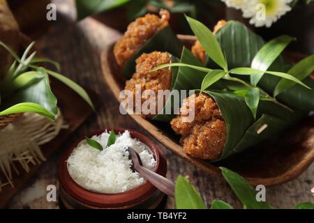 Kue Mangkok Gula Merah. Indonesische gedämpft Cupcakes gewürzt mit braun Coconut Palm Zucker. Stockfoto