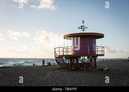 Die futuristische inspiriert lifeguard Tower am 10. Straße am Strand von Miami, Florida, USA Stockfoto