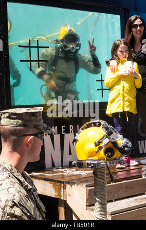 Tauchen Display, Flotte Woche 2019, Times Square, New York City, USA Stockfoto